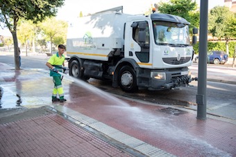 Martes y viernes de limpieza en las calles de Boadilla