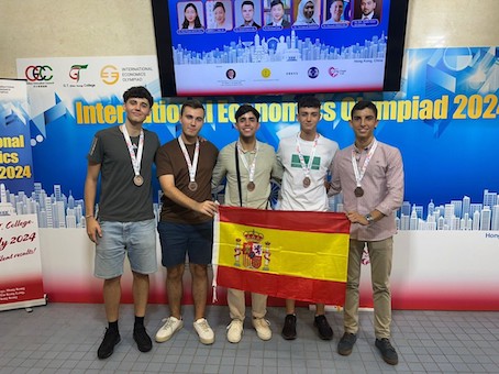 Sebastián Escobar gana la medalla de bronce en la Olimpiada Internacional de Economía en Hong Kong