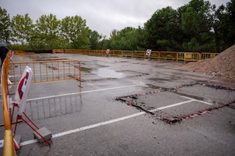 Marquesinas con placas fotovoltaicas en el aparcamiento de la piscina cubierta de Boadilla