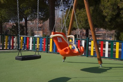 El parque de Esparta estrena área infantil con columpios adaptados